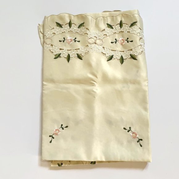 Floral embroidered table cloth - Picture 2 of 12